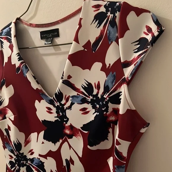 Beautiful great condition like new simply styled dress size small - Picture 3 of 7